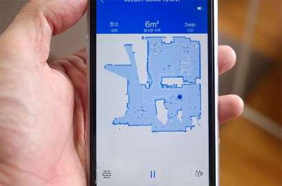 처음에 청소기를 구동시키면 맵핑을 하고 한번 맵핑이 끝난 후에는 더 빠르고 정확하게 청소가 가능하다. 사진=김정철 제공