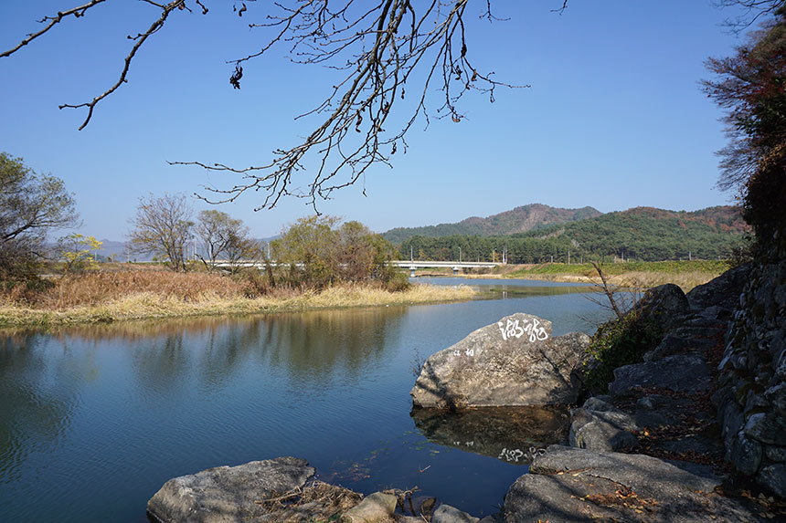 부춘정 아래 강가 바위에는 문희개의 충절을 흠모한 선비가 새겼다는 ‘용호(龍湖)’라는 글씨가 여전히 선명하다. 사진=구완회 제공