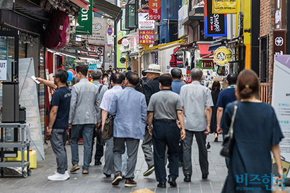 ‘방역의 일부 성공’으로 보이는 일들은 사실 인력과 물자를 갈아 넣은 어마어마한 희생이 바탕이 되었다. 사람들이 더 이상 두려워하지 않는 코로나 때문에 의료진이 언제까지 버틸 수 있을까. 사진=최준필 기자