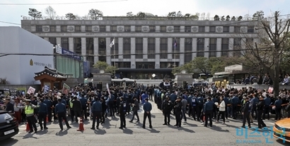 헌법재판소는 출범 초기 기소유예에 대한 헌법소원을 인정해 단기간 내 많은 사건을 확보했으나, 위헌심사제도가 자리 잡은 이후 기소유예 사건의 비중은 점차 축소됐다. 낙태를 처벌하도록 한 형법 조항에 헌법불합치를 선고한 지난해 4월 헌법재판소 모습. 사진=비즈한국 DB