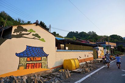 제천시 수산면은 강남 갔던 제비가 돌아오는 마을. 제비를 모티브 삼아 마을 벽화를 그려 그야말로 ‘흥부네 제비 마을’로 다시 태어나는 중이다. 사진=구완회 제공