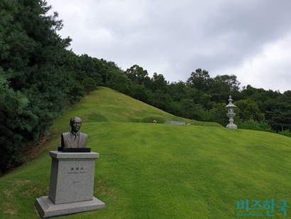 정몽용 회장이 용담리에 이장한 부모 선영으로, 고 정순영 성우그룹 명예회장 부부가 잠들어 있다. 사진=정동민 기자