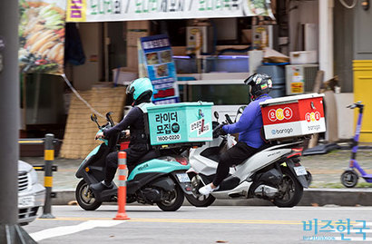 업계 1위 배달의민족이 2위 요기요의 대주주 딜리버리히어로에 매각되면서 배달대행 시장의 교통정리는 끝난 듯했으나 최근 무한경쟁 체제에 다시 돌입했다. 사진=최준필 기자