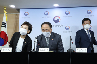 홍남기 경제부총리 겸 기획재정부 장관(가운데), 김현미 국토교통부 장관(왼쪽), 서정협 서울시장 권한대행이 4일 정부서울청사에서 열린 '서울권역 등 수도권 주택공급 확대방안' 합동 브리핑에 입장하고 있다. 사진=연합뉴스