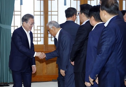 지난해 7월 10일 열린 경제계 주요 인사 초청 간담회에​서 문재인 대통령과 장형진 영풍 고문이 악수하고 있다. 사진=연합뉴스