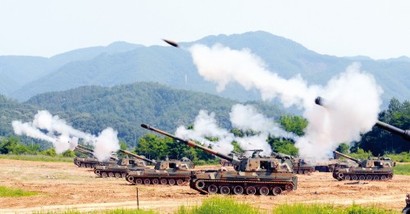 북한군 장사정포에 맞서기 위해 군에 배치된 K9과 K55 자주포 숫자는 2000여문 이상에 달하며, 1850여문을 보유한 미국보다 더 많다. 사진=국방부 제공