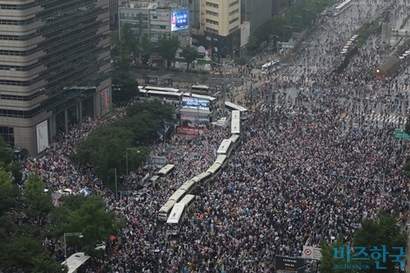 집회나 집합행위를 금지하고 이를 어길 시 처벌 기준을 강화하자는 두 법안이 나란히 발의됐다. 지난 8월 15일 서울 종로구 광화문 일대에서 보수단체 및 시민단체 등 참가자들이 집회를 하고 있다. 사진=박은숙 기자