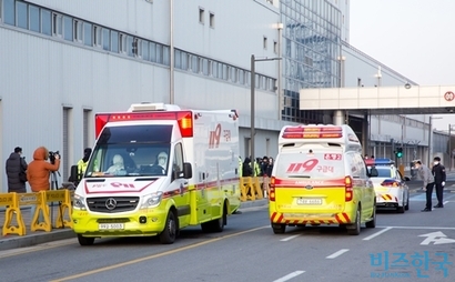 지난 1월 31일 중국 우한과 인근에서 철수한 교민 367명을 실은 정부 전세기가 김포공항에 도착한 뒤 이들을 이송하는 구급차들이 오가고 있다. 사진=이종현 기자