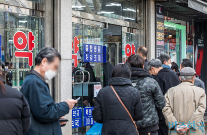 약 배달앱 배달약국이 출시 5개월 만에 약사회의 반대로 서비스 중단 위기에 처했다. 지난 3월 9일 공적마스크 5부제 시행 첫날 마스크를 사기 위해 약국 앞에 줄 선 시민들 모습으로 기사의 특정 내용과 관련없다. 사진=최준필 기자