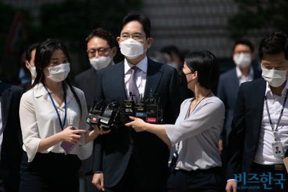 검찰은 삼성의 경영권 불법 승계 의혹과 관련해 이재용 부회장에 대해 불구속 기소로 결론을 내린 것으로 알려졌다.  지난 6월 8일 서울중앙지법에서 열린 구속 전 피의자심문(영장실질심사)에 출석한 이재용 부회장. 사진=임준선 기자