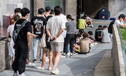 최근 수도권을 중심으로 코로나19가 급속도로 확산하며 사회적 거리두기 2.5단계가 시행 중인 가운데, 1일 오전 경기 성남시 현대백화점 판교점 앞에서 몽클레르 한정판을 구매하려는 시민들이 줄을 서 기다리고 있다. 사진=최준필 기자