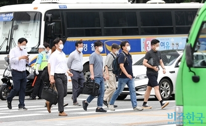 감염 경로가 확실하고 업무 관련성이 높은 사람은 산재 보상을 받게 해 주고, 유급병가휴가와 상병수당을 도입해 소득 손실을 최소화할 방안을 마련하는 게 합리적이라는 의견이 나온다. 서울 광화문 인근에서 직장인들이 마스크를 쓰고 출근길을 재촉하고 있다. 사진=박정훈 기자