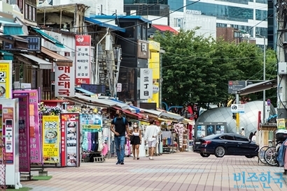 코로나 사태로 유통산업의 구조조정은 거스를 수 없는 대세가 됐다. 코로나19로 한산한 홍대 거리로 기사의 특정 내용과 관련없다. 사진=최준필 기자