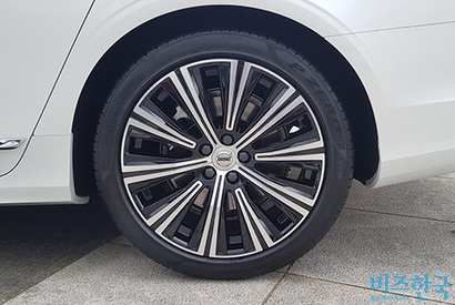 B5 인스크립션 트림에는 19인치 255/40R 타이어가 적용된다. 사진=우종국 기자