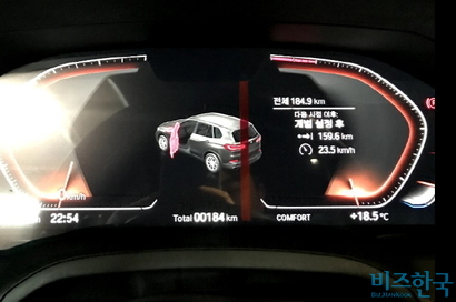 BMW 3시리즈 차량 계기판에 나타나는 X5 차량 로고. 사진=제보자 제공