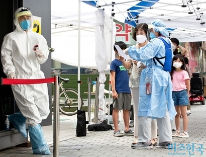 ‘전 국민 무료 독감(인플루엔자) 백신 예방접종’이 화두다. 코로나19와 독감이 동시에 유행하는 ‘트윈데믹’을 막으려면 어느 정도의 접종률이 적당한 수준인지에 관심이 쏠린다. 서울 성북구 보건소에서 코로나19 검사를 받으려는 사람들의 모습으로 기사의 특정 내용과 관련없다. 사진=임준선 기자