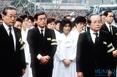 1987년 11월 23일 이병철 삼성 창업주의 장례식에 참석한 자녀들. 앞줄 오른쪽부터 장남 이맹희, 막내딸 이명희, 삼남 이건희, 차남 이창희. 사진=비즈한국 DB