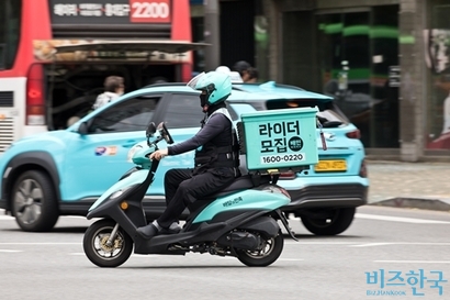 최근 전통시장 배송 서비스를 둘러싼 관심이 높아지고 있다. 특히 유통 대기업들의 관심이 높다. ‘배달의민족’ 배달 노동자. 사진=최준필 기자