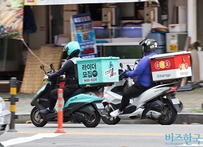 온라인 플랫폼의 갑질 논란이 이번 국감에서 이슈가 될 것으로 예상됐지만, 김범석 쿠팡 대표는 국감의 칼날을 피했고 김봉진 우아한형제들(배달의민족) 대표와 강신봉 알지피코리아(요기요) 대표 정도만 증인으로 채택됐다. 사진=박정훈·최준필 기자