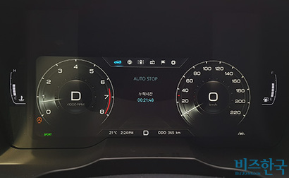 풀 LCD 화면으로 대체된 계기판은 깔끔한 모습이다. 사진=우종국 기자
