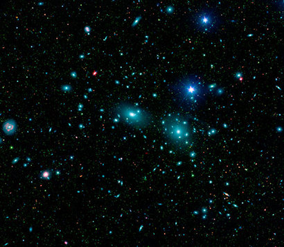 츠비키가 처음으로 암흑물질의 존재 가능성을 발견했던 머리털자리 은하단. 은하단 속 밝게 빛나는 은하들뿐 아니라 은하와 은하 사이를 가득 채우고 있는 숨어 있는 암흑물질들이 은하단의 질량을 육중하게 차지하고 있다. 사진=NASA/JPL-Caltech/L. Jenkins(GSFC)