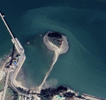 현대오일뱅크가 20년 넘게 소유한 무인도 ‘목섬’으로 인근 수면을 매립해 산업단지로 활용할 계획을 갖고 있다. 사진=구글 어스 캡처