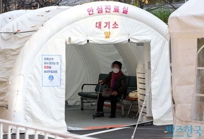 코로나19 진단 검사를 받기 위해 선별진료소를 찾은 시민 모습으로 기사의 특정 내용과 관련없다. 사진=박정훈 기자
