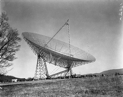 그린뱅크천문대에 있던 거대한 전파망원경의 무너지기 전 모습. 사진=Green Bank Observatory