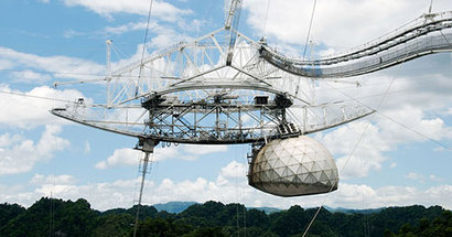 아레시보 망원경이 주경으로 모은 빛이 도달하는 검출기의 모습. 주경 주변 세 곳에 서 있는 지지대에 연결된 강력한 케이블로 연결되어서 공중에 떠 있다. 사진=SETI