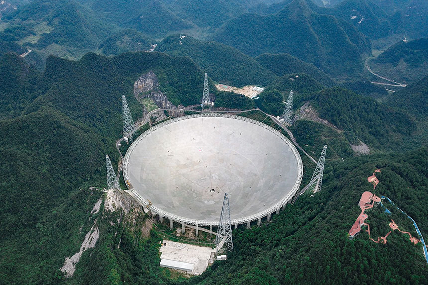 중국에서 건설해 현재 시범 관측이 진행되고 있는 지름 500미터의 초거대 전파망원경 FAST(Five-hundred-meter Aperture Spherical Telescope). 아레시보 망원경이 공식적으로 미션 종료를 선언하면서, 세계에서 가장 거대한 전파망원경의 자리를 FAST가 차지하게 되었다. 사진=VCG/SETI
