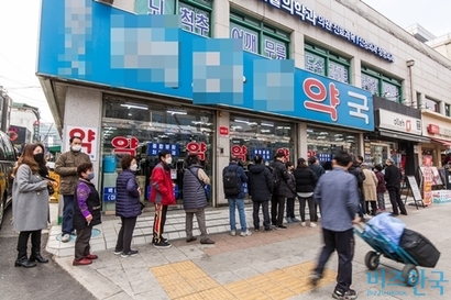 ​고령화 시대와 ​비대면 시대에 의약품 배송 논의는 해야 할 논의라는 이야기도 나온다. 지난 3월 서울 종로구 한 약국 앞에서 시민들이 마스크를 구매하기 위해 줄을 선 모습으로 기사의 특정 내용과 관련 없다. 사진=최준필 기자