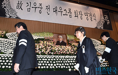 지난해 12월 12일 고 김우중 전 대우그룹 회장 영결식이 경기도 수원 아주대학교에서 열린 가운데 가족들이 헌화하고 있다. 사진=임준선 기자