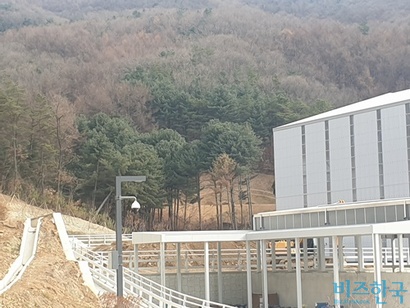 현대건설기계가 2019년 2월 정상영 회장으로부터 매입한 임야(공장 뒤 부지). 사진=정동민 기자