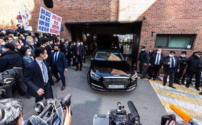 이명박 전 대통령이 11월 2일 서울중앙지방검찰청에 출석하기 위해 논현동 자택에서 나서고 있다.  사진=최준필 기자