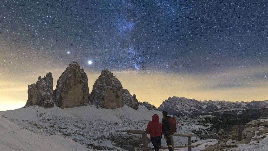 이탈리아 알프스산맥에서 2020년 10월에 촬영한 사진으로, 근접한 목성과 토성 그리고 옆의 은하수의 아름다운 모습을 배경으로 한 쌍의 커플이 하늘을 바라보고 있다. 사진=Giorgia Hofer