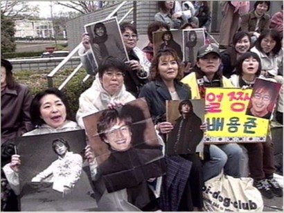 아직도 준상과 유진이 다녔던 고등학교 촬영지 서울 중앙고등학교 인근에서 ‘겨울연가’ 굿즈를 찾아볼 수 있을 정도로 ‘겨울연가’는 엄청난 인기와 경제 효과를 일으켰다. 중앙고는 물론 춘천, 남이섬, 외도, 용평스키장 등 곳곳의 촬영지마다 성지순례 오듯 외국인 관광객들이 몰아쳤다. 사진=KBS 홈페이지