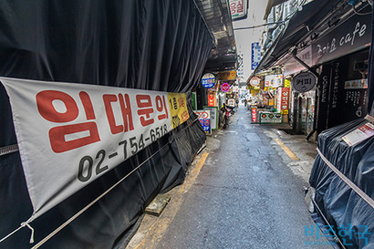 17일 서울 중구 남대문시장의 한 점포에 임대 문의 안내문이 붙어 있다. 사진=최준필 기자