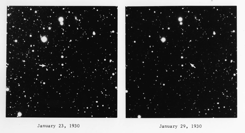 클라이드 톰보가 1930년 처음 발견한 명왕성이 담긴 당시 사진. 별들을 배경으로 아주 느리게 움직이는 명왕성의 위치가 작은 화살표로 표시되어 있다. 이 사진을 보고 새로운 천체가 존재한다는 것을 발견한 톰보의 눈썰미가 얼마나 대단했는지를 느낄 수 있다. 사진=Lowell Observatory