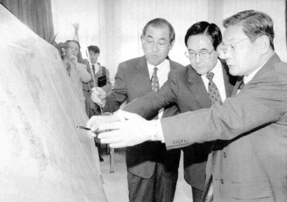 1997년 헝가리 부다페스트에서 열린 삼성그룹 전략회의 모습. 오른쪽이 이건희 회장. 사진=연합뉴스