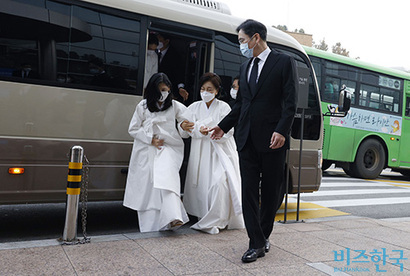 이재용 삼성전자 부회장(오른쪽), 이부진 호텔신라 사장(왼쪽), 홍라희 전 리움미술관장(가운데), 이서현 삼성복지재단 이사장(버스 안)이 10월 28일 오전 서울 삼성서울병원 암병원 강당에서 열리는 고 이건희 전 삼성그룹 회장 영결식에 참석하고 있다. 사진=최준필 기자