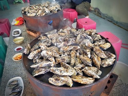 남포마을의 굴은 크게 자라지 않는 대신 영양분이 농축되어 단맛이 강하고 향이 진해 꿀처럼 달고 맛있다. 사진=구완회 제공