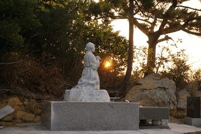 소등섬 당 할머니 상. 전설에 의하면 할머니가 꿈에 나타나 제사를 지내주면 마을의 재앙을 막아주겠다고 했다. 이후 정월보름에 당제를 지내게 되었고 마을에 사고가 생기지 않았다고 한다. 사진=구완회 제공