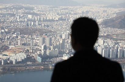 서울 송파구 잠실롯데월드타워 전망대 서울스카이에서 한 시민이 강남 일대 아파트를 내려다보고 있다.​ 사진=박정훈 기자