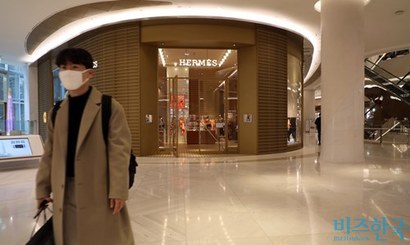 2030 그루밍족이 늘면서 지난해 남성 명품의 매출 증가율이 여성 명품을 앞질렀다. 사진은 서울 송파구에 있는 한 명품숍 내부로 기사의 특정 내용과 관련없다. 사진=박정훈 기자