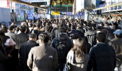 신도시에서 반복된 교통 문제를 입주 전 해결하겠다는 3기 신도시가 높은 관심을 받고 있다. 출근 인파로 북적이는 수도권 지하철역 풍경. 사진=비즈한국 DB