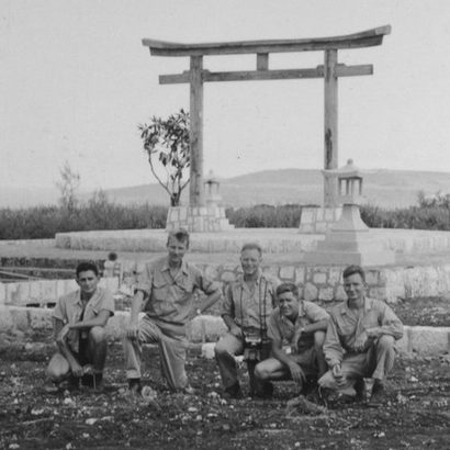 2차 세계대전 당시 티니안 섬에 방문해 기념사진을 찍었던 젊은 시절의 앨버레즈(왼쪽 두 번째). 사진=Atomic Heritage Foundation