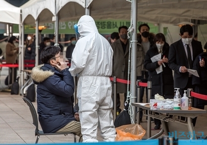 그간 우리나라는 대규모 진단검사와 빠른 동선 추적, 적절한 치료가 바탕이 된 ‘K-방역’으로 코로나19 방역 모범 국가로 평가받았다. 서울시청 광장에 마련된 코로나19 임시 선별진료소에서 한 시민이 검체 채취를 하는 모습. 사진=최준필 기자