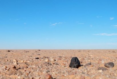 누비아 사막에서 발견된 알마하타 싯타 운석 조각 중 하나. 사진=NASA/SETI/P. Jenniskens