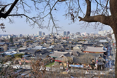 야트막한 언덕 위에 있는 오목대로 오르는 길에는 전주 한옥마을이 한눈에 들어온다. 사진=구완회 제공