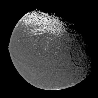토성의 위성 이아페투스. 가운데 적도를 따라 뚜렷하게 솟아 있는 긴 산맥 지형을 볼 수 있다. 사진=NASA